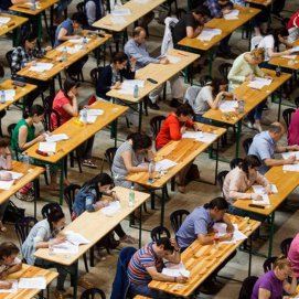 Ciudadanos ante una oposición para la administración pública. Empleo. Imagen: rtve