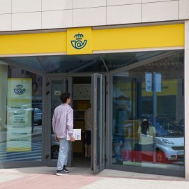 Un joven se dirige a Correos para consultar cuando recibirá su bono cultural. Ayudas.