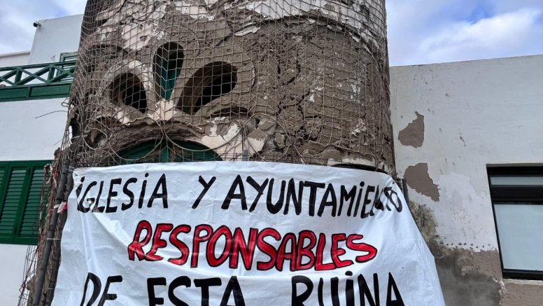 Una pancarta sobre la Casa Modernista de Caleta de Famara.
