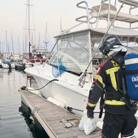 Explosión en un barco en Puerto Calero