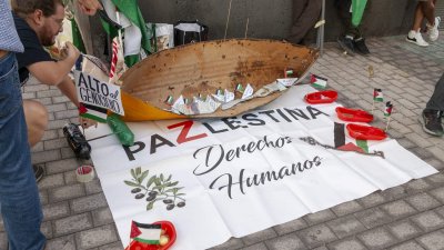 El Puente de Las Bolas se tiñe de banderas palestinas. Foto: Juan Mateos.