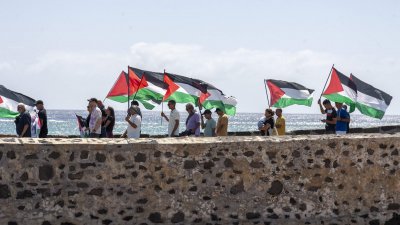 El Puente de Las Bolas se tiñe de banderas palestinas. Foto: Juan Mateos.