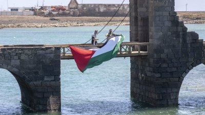 El Puente de Las Bolas se tiñe de banderas palestinas. Foto: Juan Mateos.