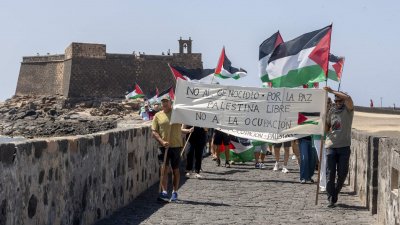 El Puente de Las Bolas se tiñe de banderas palestinas. Foto: Juan Mateos.