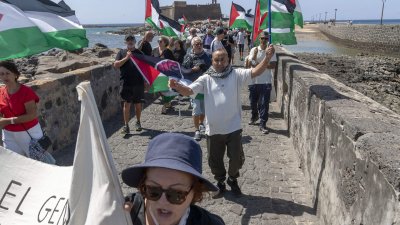 El Puente de Las Bolas se tiñe de banderas palestinas. Foto: Juan Mateos.