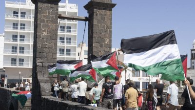El Puente de Las Bolas se tiñe de banderas palestinas. Foto: Juan Mateos.