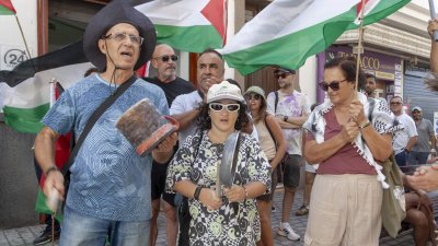 El Puente de Las Bolas se tiñe de banderas palestinas. Foto: Juan Mateos.