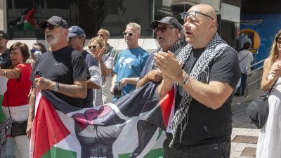 El Puente de Las Bolas se tiñe de banderas palestinas. Foto: Juan Mateos.