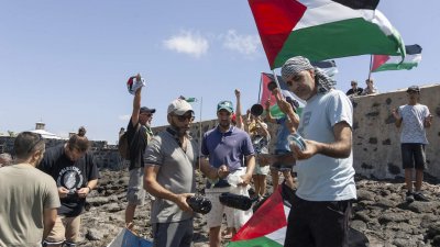 El Puente de Las Bolas se tiñe de banderas palestinas. Foto: Juan Mateos.