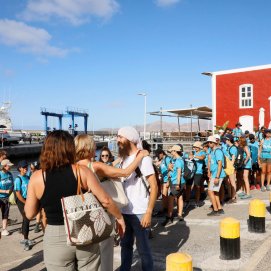 La concejala de Medio Ambiente, Carmen Gloria Rodríguez, da la bienvenida a los estudiantes en El Varadero