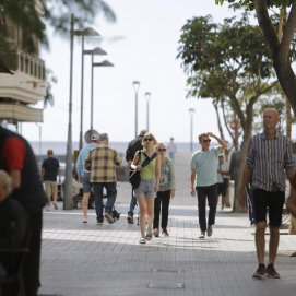 Varias personas pasean por las calles del centro de Arrecife. Demografía. Foto Juan Mateos.