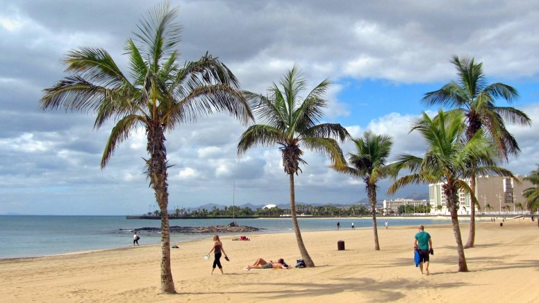 Turistas en la playa de El Reducto, en Arrecife.