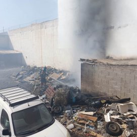 Incendio de basuras en un solar de Arrecife