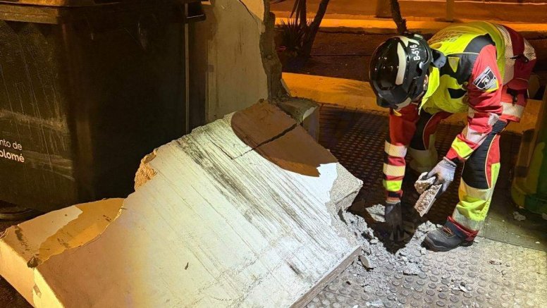 Una guagua impacta contra un muro en San Bartolomé