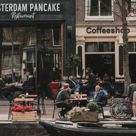 Una terraza junto a un canal de Ámsterdam. Masificación vs sostenibilidad turística.