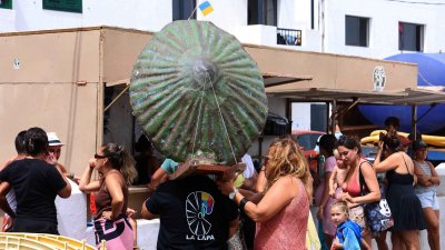 Procesión marítima y fiesta de espuma en La Lapa 2025.