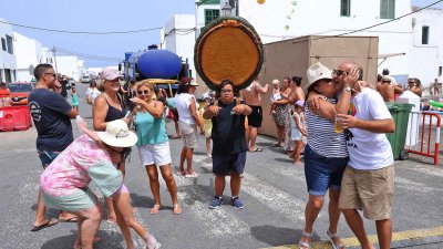 Procesión marítima y fiesta de espuma en La Lapa 2025.
