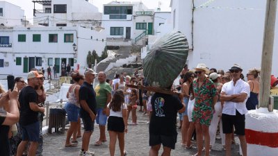 Procesión marítima y fiesta de espuma en La Lapa 2025.