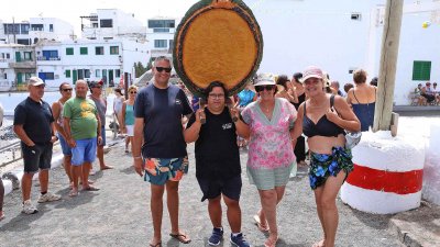 Procesión marítima y fiesta de espuma en La Lapa 2025.