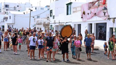 Procesión marítima y fiesta de espuma en La Lapa 2025.
