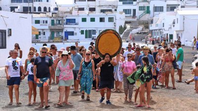 Procesión marítima y fiesta de espuma en La Lapa 2025.