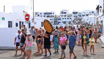Procesión marítima y fiesta de espuma en La Lapa 2025.
