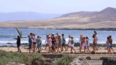 Procesión marítima y fiesta de espuma en La Lapa 2025.