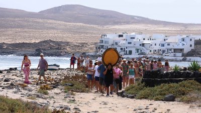 Procesión marítima y fiesta de espuma en La Lapa 2025.
