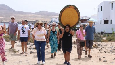 Procesión marítima y fiesta de espuma en La Lapa 2025.