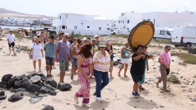 Procesión marítima y fiesta de espuma en La Lapa 2025.