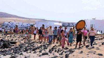 Procesión marítima y fiesta de espuma en La Lapa 2025.