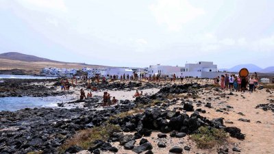 Procesión marítima y fiesta de espuma en La Lapa 2025.