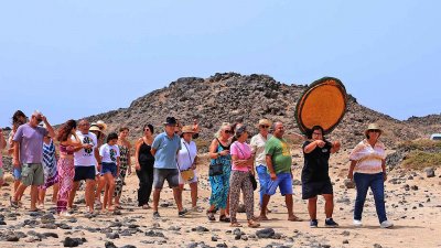 Procesión marítima y fiesta de espuma en La Lapa 2025.