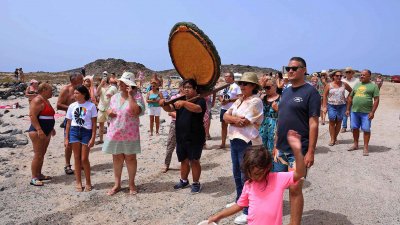 Procesión marítima y fiesta de espuma en La Lapa 2025.