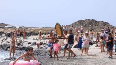 Procesión marítima y fiesta de espuma en La Lapa 2025.