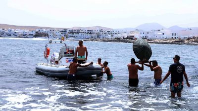 Procesión marítima y fiesta de espuma en La Lapa 2025.
