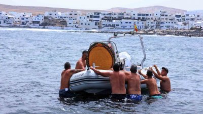 Procesión marítima y fiesta de espuma en La Lapa 2025.