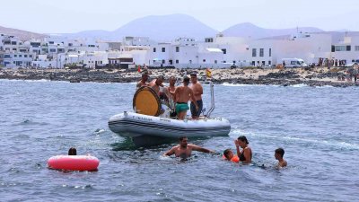 Procesión marítima y fiesta de espuma en La Lapa 2025.