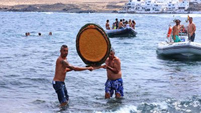 Procesión marítima y fiesta de espuma en La Lapa 2025.