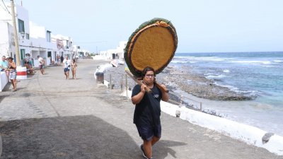 Procesión marítima y fiesta de espuma en La Lapa 2025.