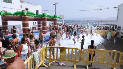 Procesión marítima y fiesta de espuma en La Lapa 2025.