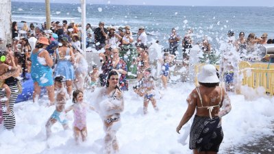Procesión marítima y fiesta de espuma en La Lapa 2025.