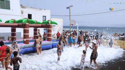 Procesión marítima y fiesta de espuma en La Lapa 2025.