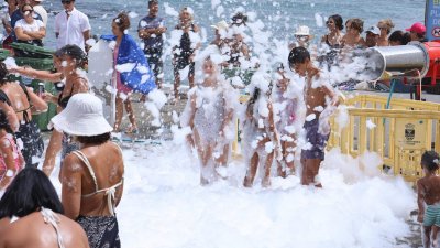 Procesión marítima y fiesta de espuma en La Lapa 2025.