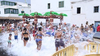 Procesión marítima y fiesta de espuma en La Lapa 2025.