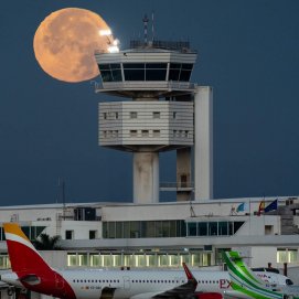 Puesta de La Luna junto a la torre de control del Aeropuerto César Manrique. Foto: Juan Méndez.