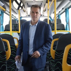 Domingo Cejas en una de las guaguas de Intercitybus Lanzarote