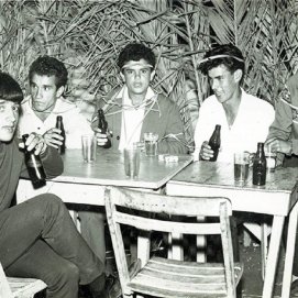 Varias personas disfrutan de las Fiestas de San Ginés en 1950. Foto: propietaria Marta Díaz Viña.