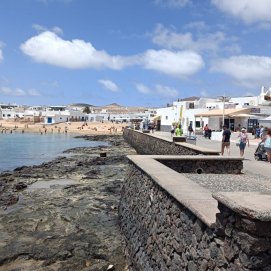 Vista del litoral del pueblo de Caleta de Sebo, en La Graciosa.