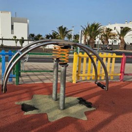 Quejas por el mal estado de un parque infantil de Costa Teguise